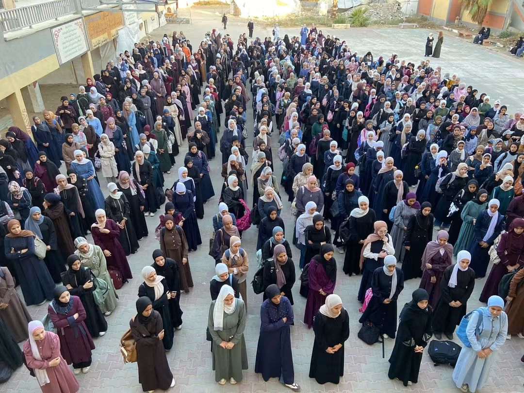 A crowd of young women, self organising into orderly queues
